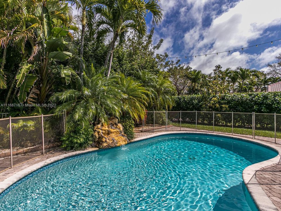 Vendido Recientemente: $995,000 (5 camas, 3 baños, 3024 Pies cuadrados)