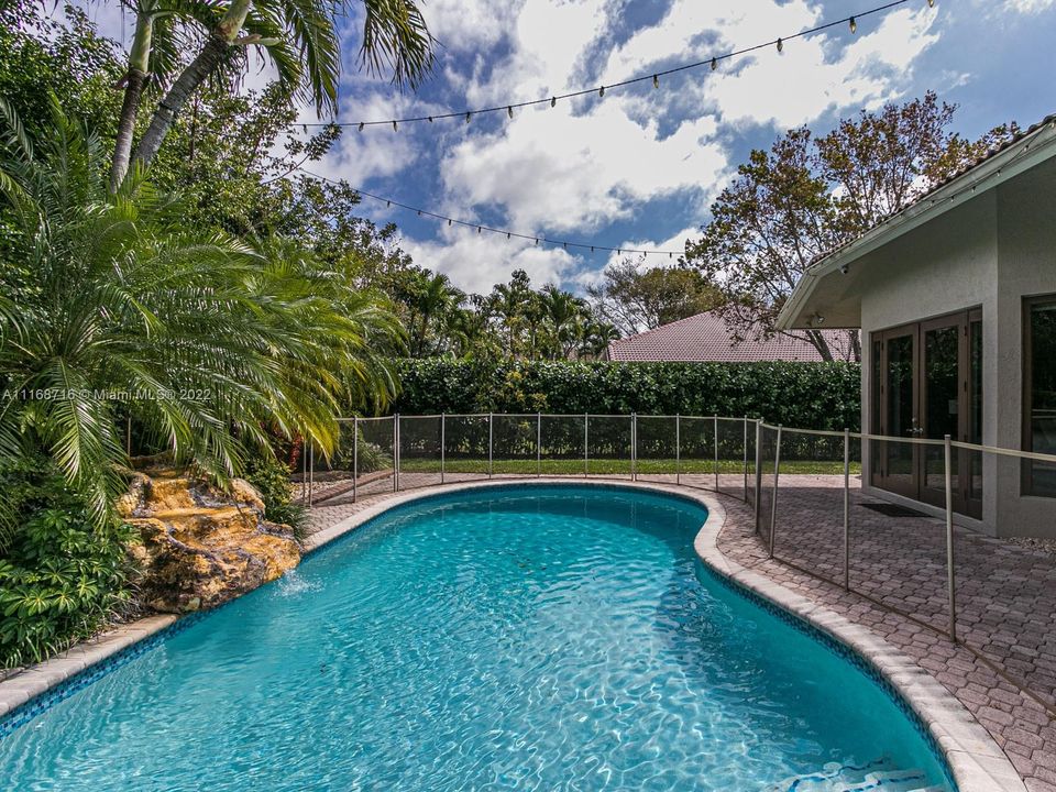 Vendido Recientemente: $995,000 (5 camas, 3 baños, 3024 Pies cuadrados)