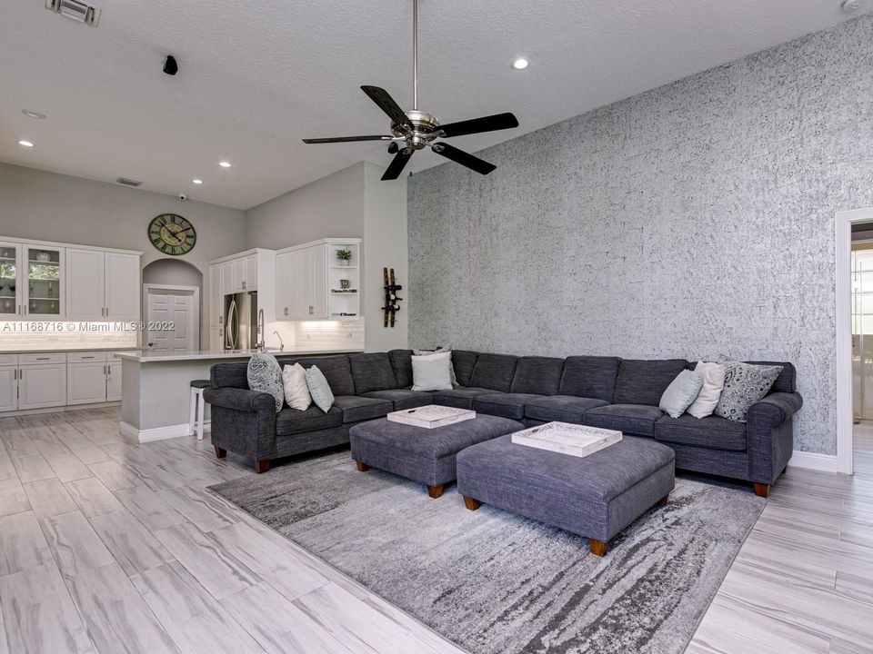 Vendido Recientemente: $995,000 (5 camas, 3 baños, 3024 Pies cuadrados)