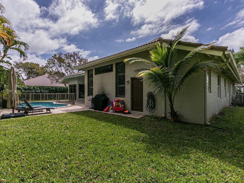 Vendido Recientemente: $995,000 (5 camas, 3 baños, 3024 Pies cuadrados)