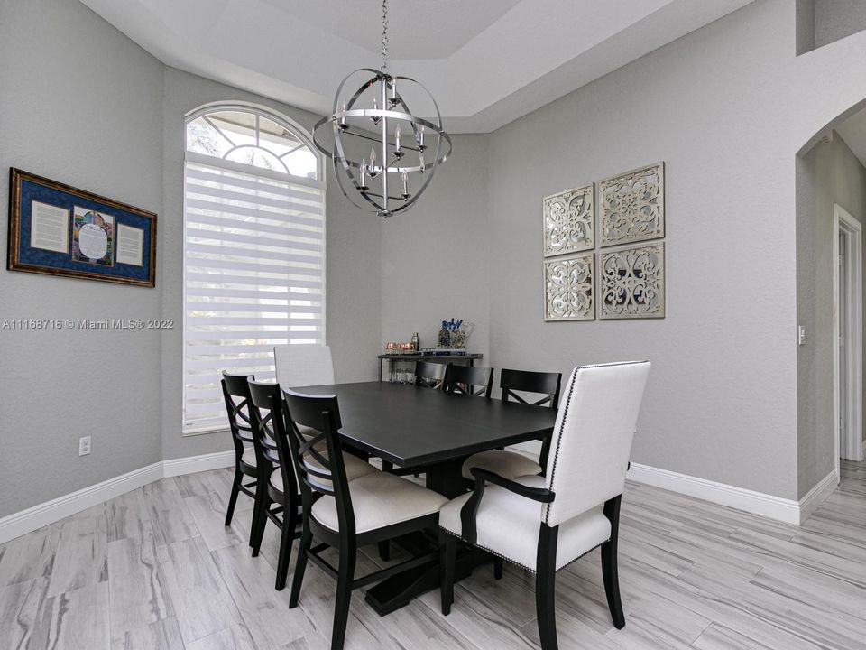 Vendido Recientemente: $995,000 (5 camas, 3 baños, 3024 Pies cuadrados)