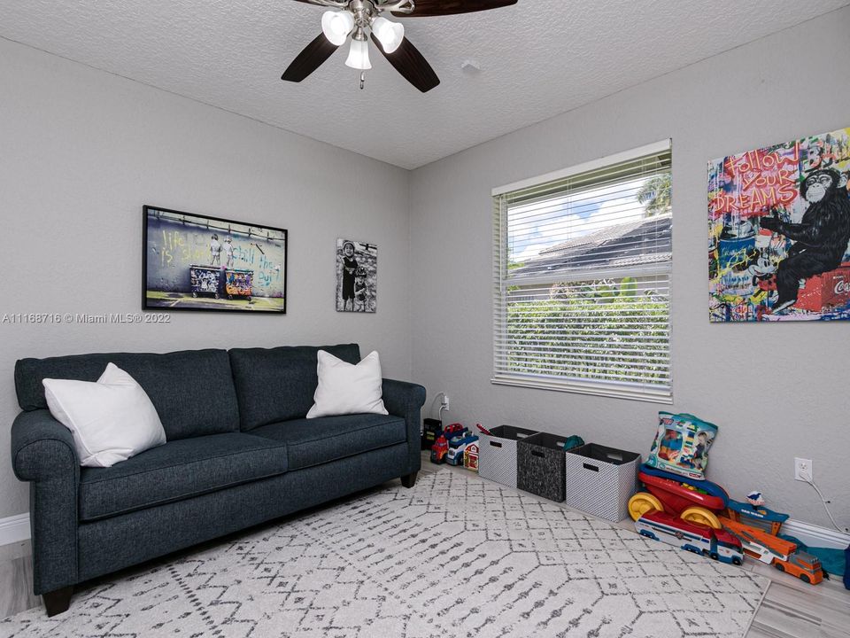 Vendido Recientemente: $995,000 (5 camas, 3 baños, 3024 Pies cuadrados)