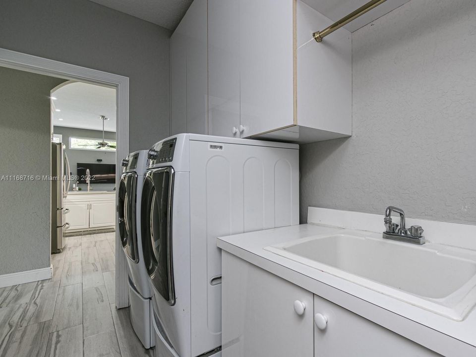 Vendido Recientemente: $995,000 (5 camas, 3 baños, 3024 Pies cuadrados)