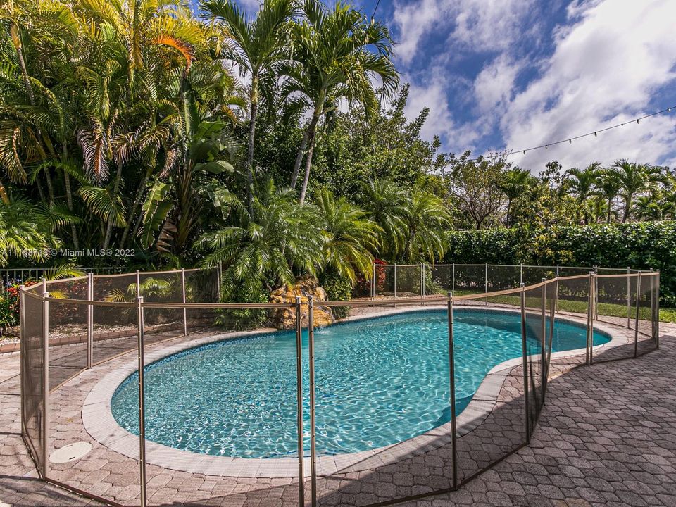Vendido Recientemente: $995,000 (5 camas, 3 baños, 3024 Pies cuadrados)