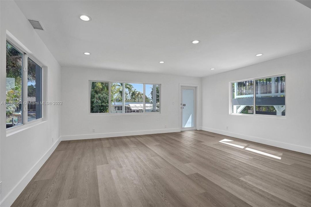 Recently Sold: $1,200,000 (3 beds, 2 baths, 1912 Square Feet)