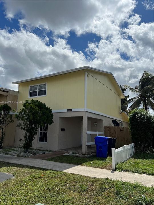 Недавно продано: $320,000 (3 спален, 2 ванн, 1580 Квадратных фут)