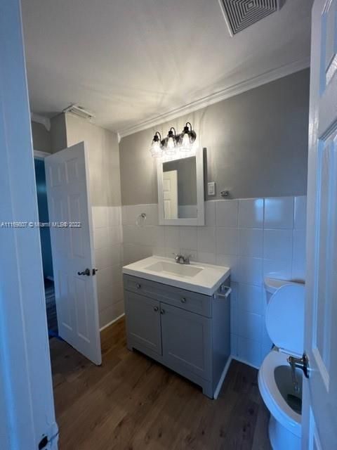 Недавно продано: $320,000 (3 спален, 2 ванн, 1580 Квадратных фут)