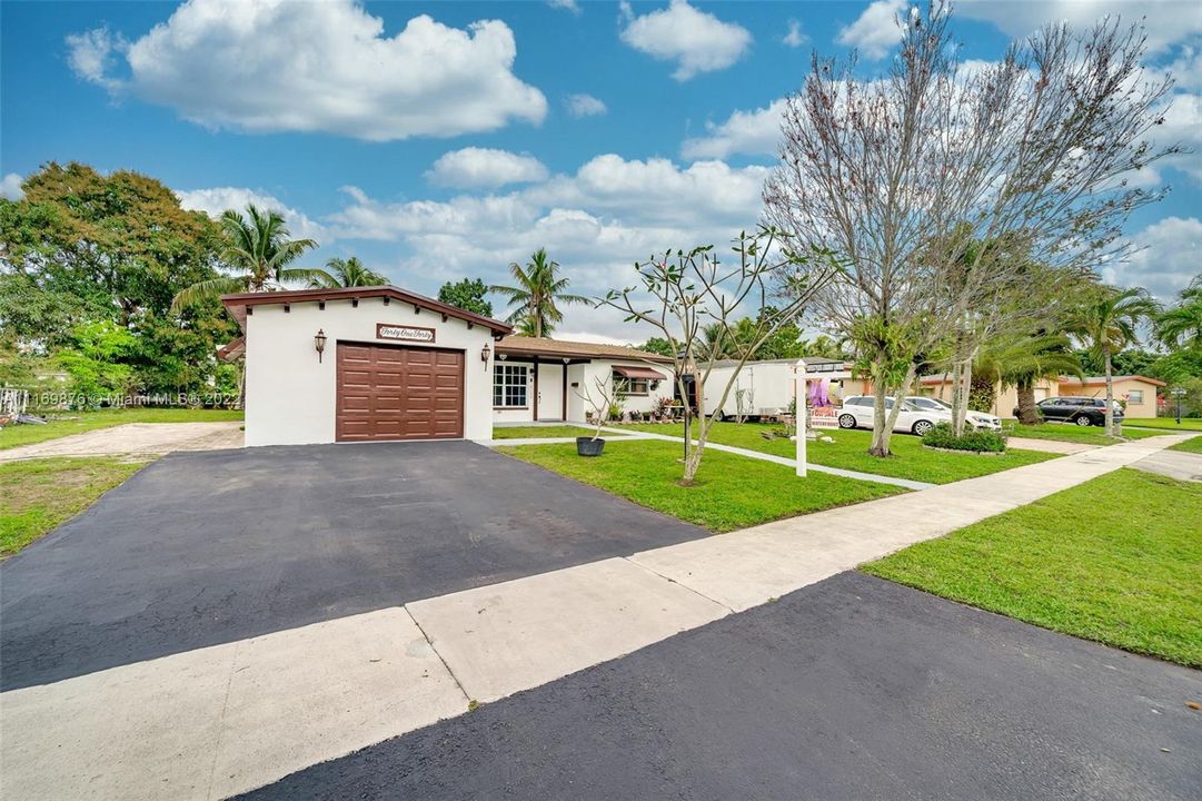 Недавно продано: $370,000 (2 спален, 2 ванн, 1443 Квадратных фут)