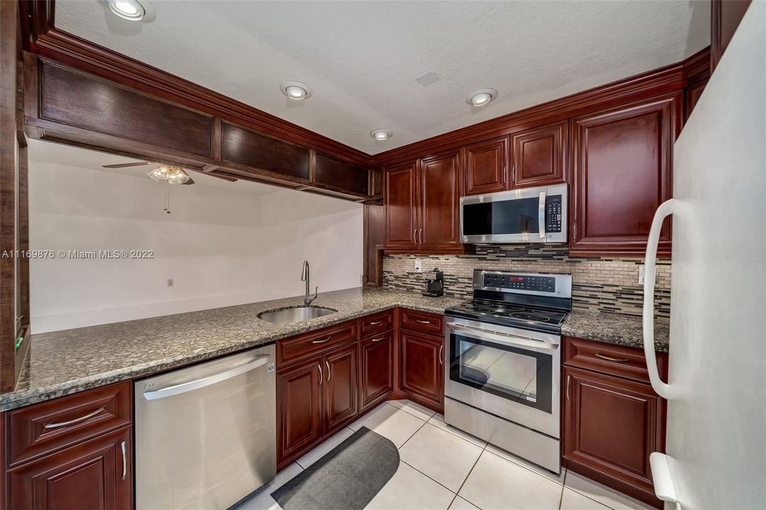 Недавно продано: $370,000 (2 спален, 2 ванн, 1443 Квадратных фут)