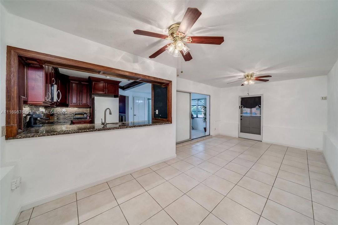 Недавно продано: $370,000 (2 спален, 2 ванн, 1443 Квадратных фут)