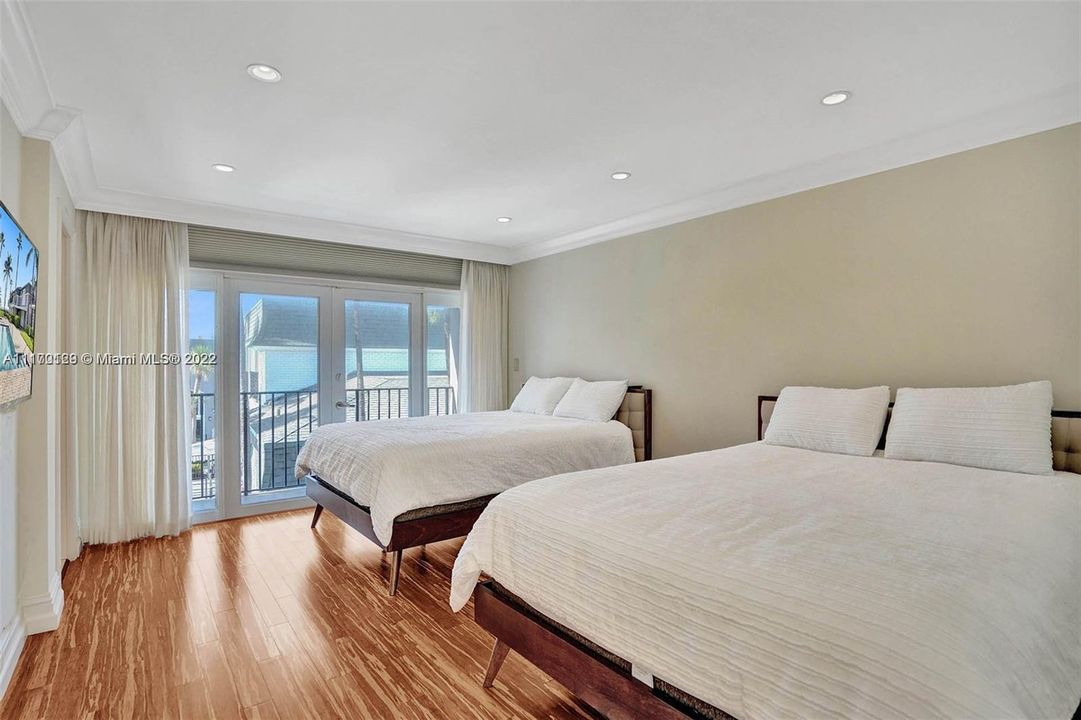 1 of 2 master-en-suites