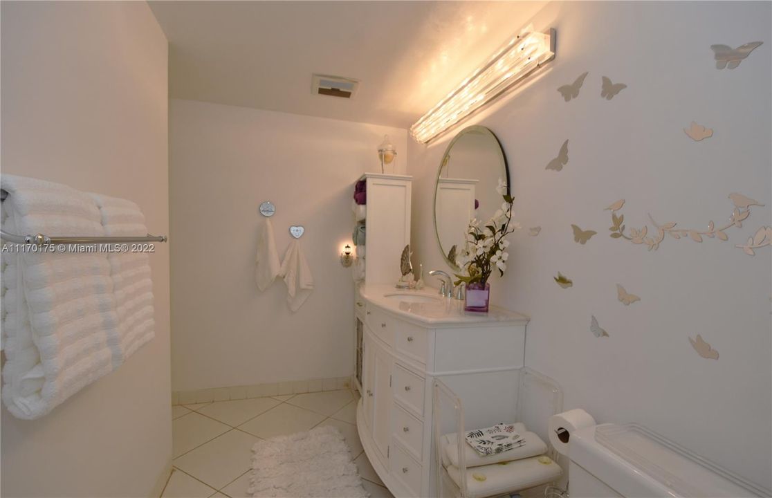 Recently Sold: $225,000 (2 beds, 2 baths, 888 Square Feet)