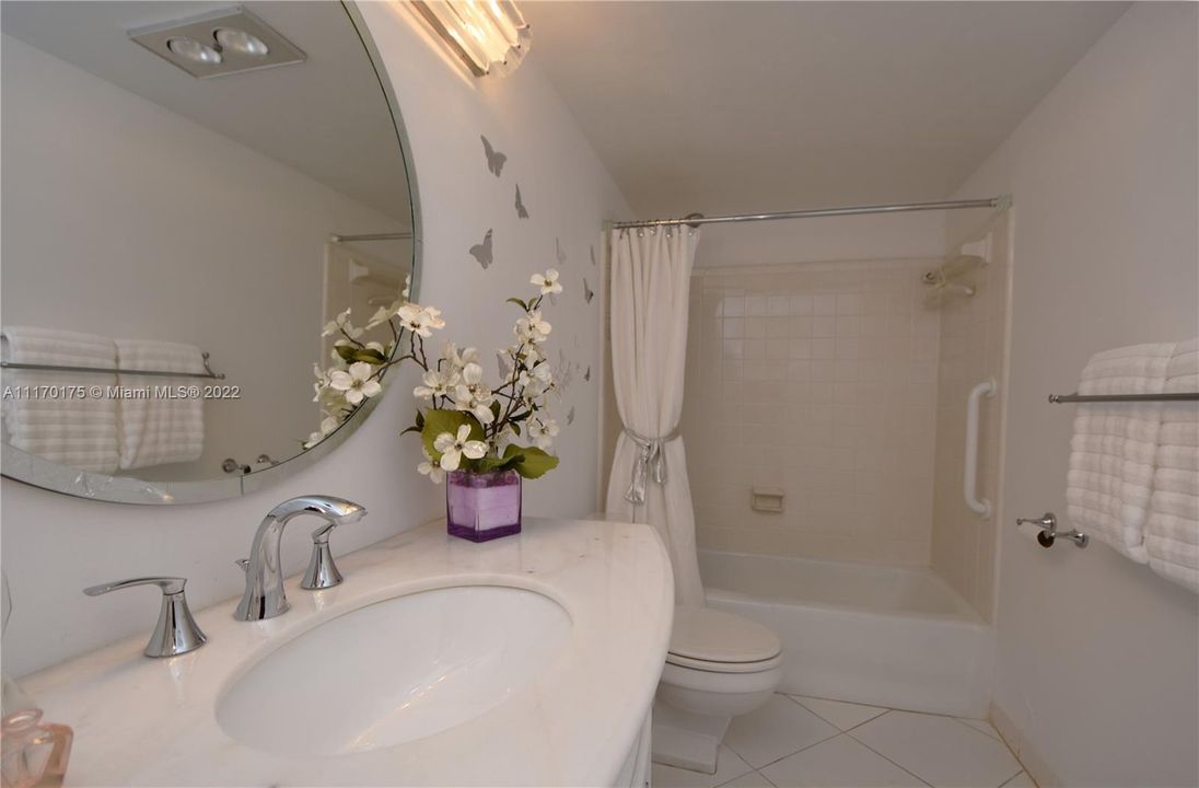 Recently Sold: $225,000 (2 beds, 2 baths, 888 Square Feet)