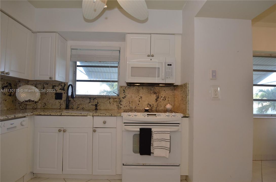 Recently Sold: $225,000 (2 beds, 2 baths, 888 Square Feet)