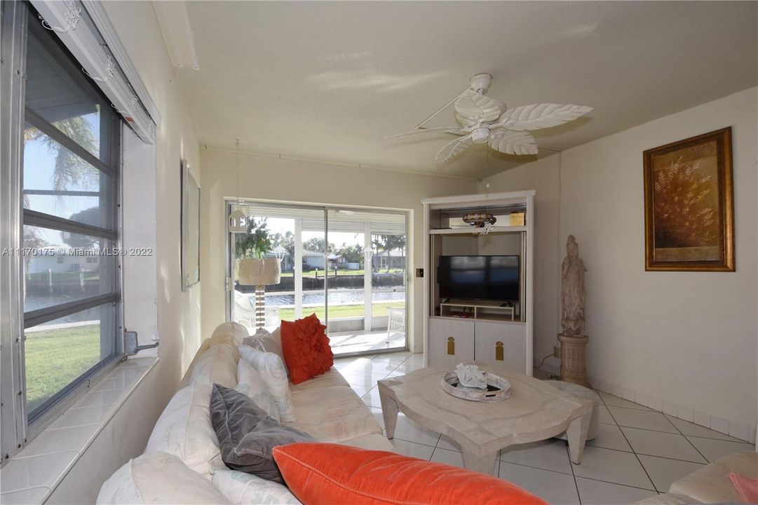 Recently Sold: $225,000 (2 beds, 2 baths, 888 Square Feet)