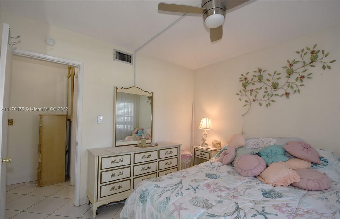 Recently Sold: $225,000 (2 beds, 2 baths, 888 Square Feet)