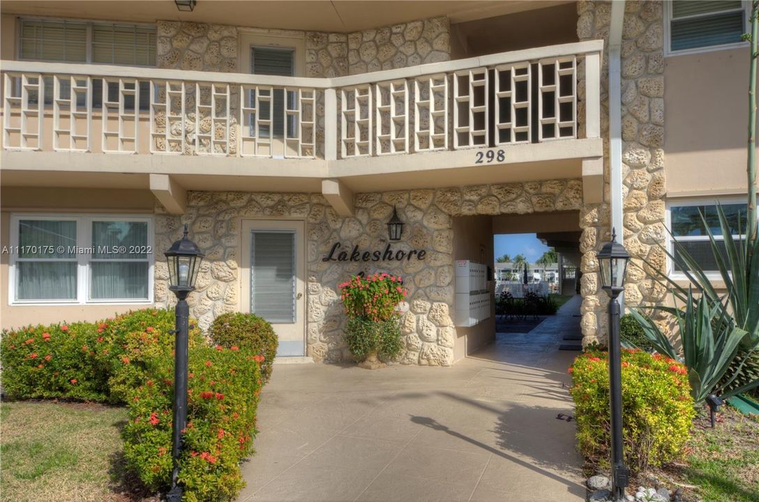 Recently Sold: $225,000 (2 beds, 2 baths, 888 Square Feet)