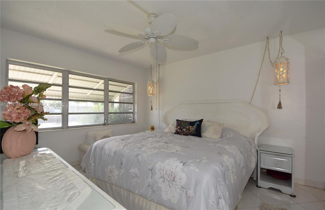 Recently Sold: $225,000 (2 beds, 2 baths, 888 Square Feet)