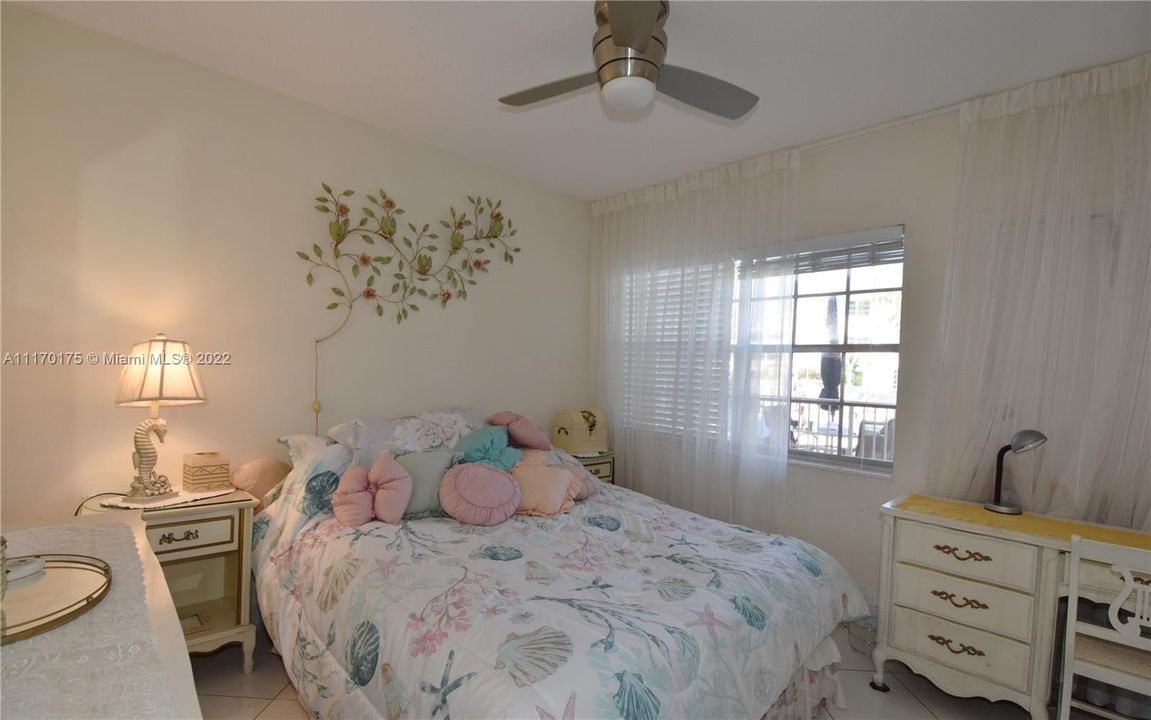 Recently Sold: $225,000 (2 beds, 2 baths, 888 Square Feet)