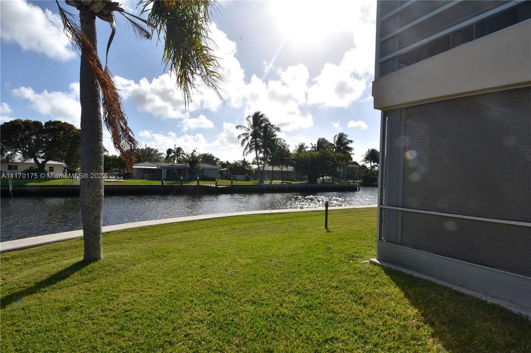 Recently Sold: $225,000 (2 beds, 2 baths, 888 Square Feet)