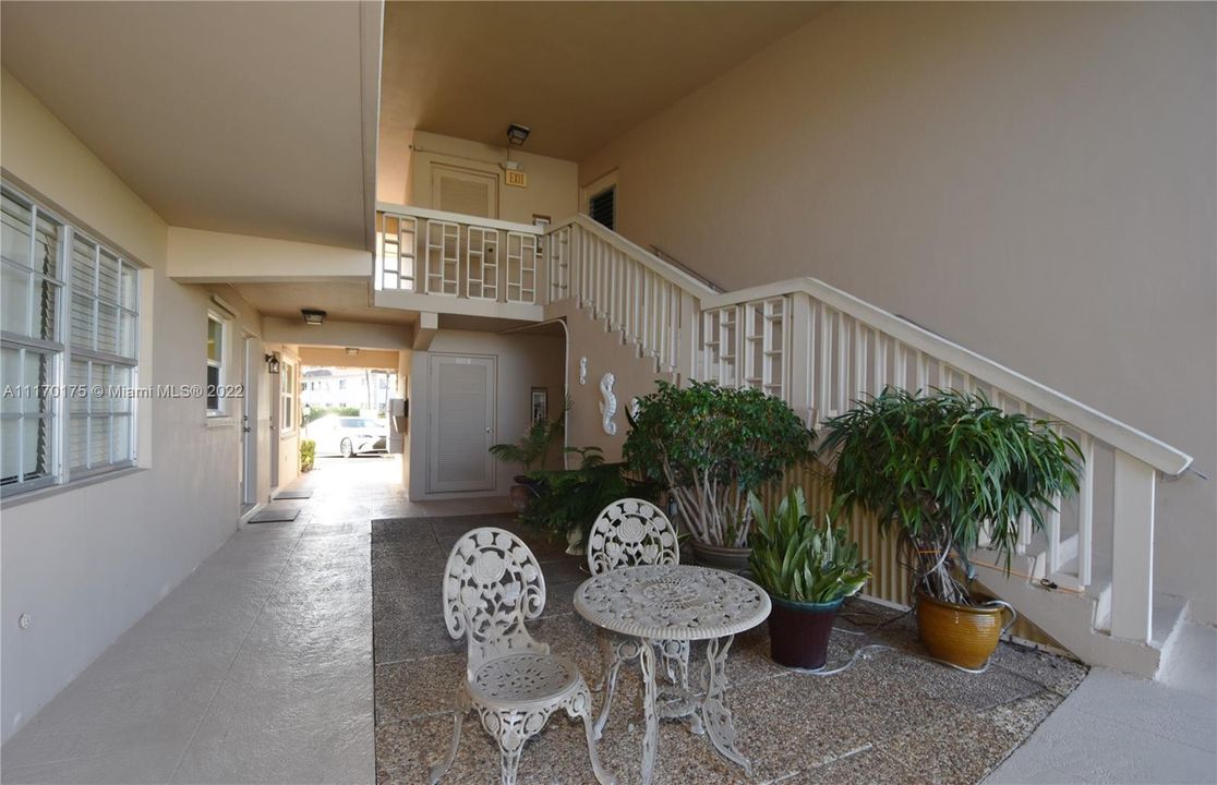 Recently Sold: $225,000 (2 beds, 2 baths, 888 Square Feet)