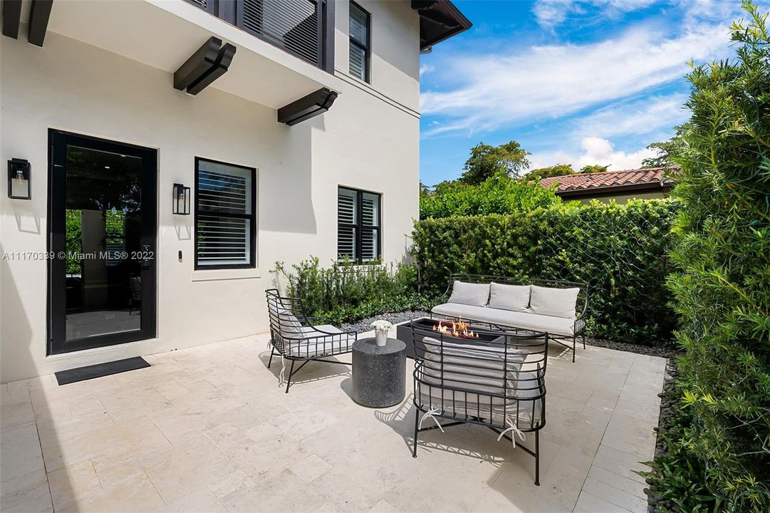 Recently Sold: $2,749,000 (4 beds, 3 baths, 2590 Square Feet)