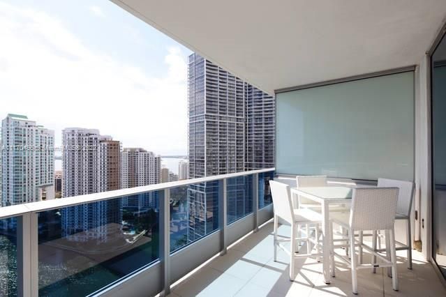 Recently Sold: $990,000 (2 beds, 2 baths, 1539 Square Feet)