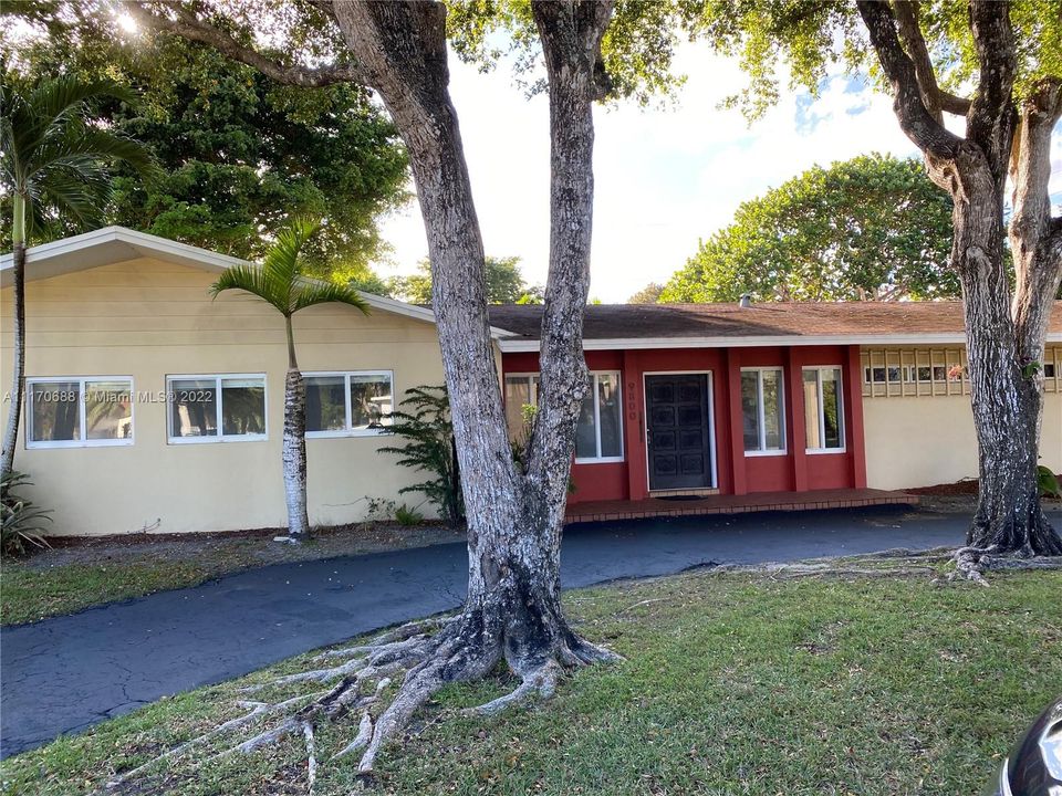Recently Sold: $1,300,000 (3 beds, 2 baths, 2003 Square Feet)