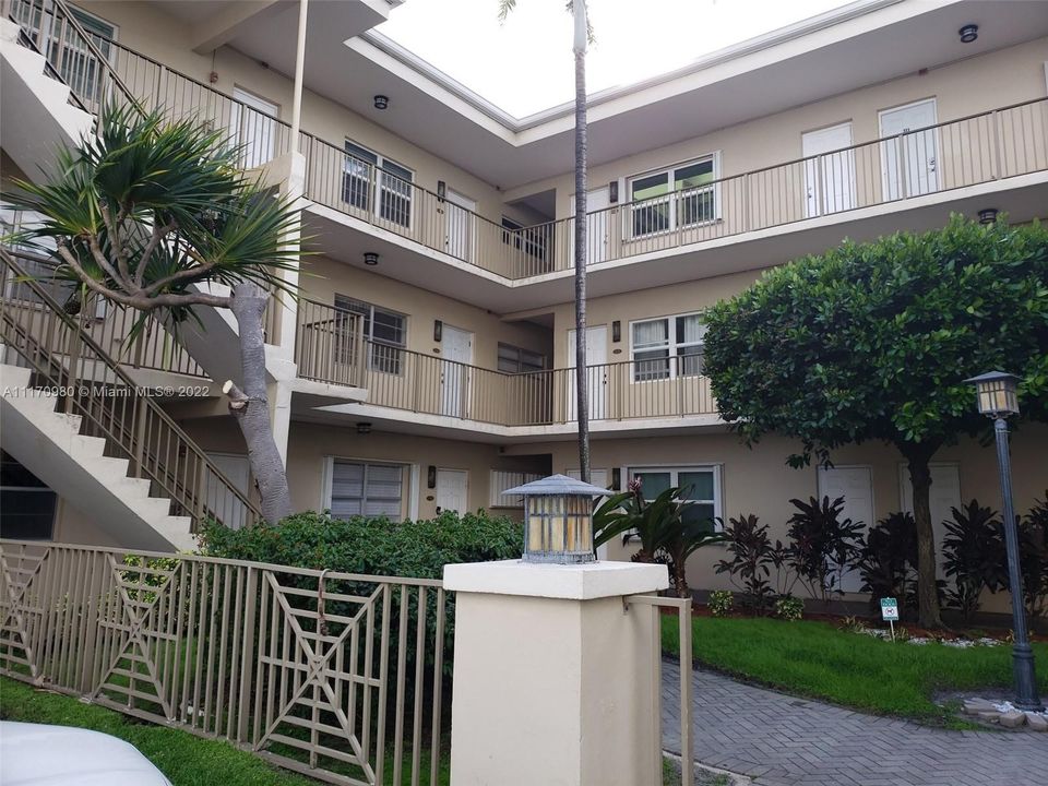 Recently Sold: $365,000 (2 beds, 2 baths, 1076 Square Feet)
