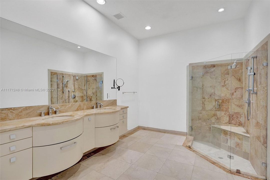 最近租的: $19,995 (6 贝兹, 4 浴室, 3669 平方英尺)