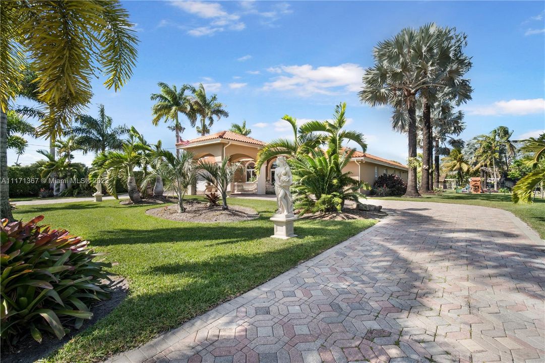 Recently Sold: $2,395,000 (6 beds, 3 baths, 4394 Square Feet)