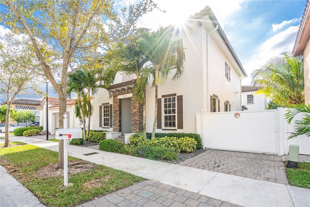 Recently Sold: $999,999 (4 beds, 4 baths, 3031 Square Feet)