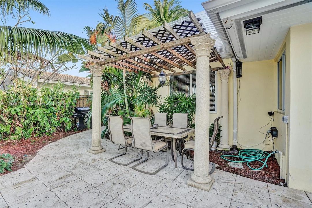 Recently Sold: $1,799,000 (3 beds, 2 baths, 2122 Square Feet)