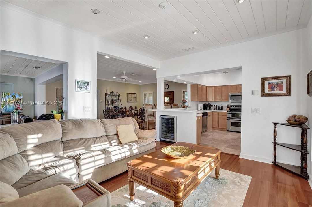 Recently Sold: $1,799,000 (3 beds, 2 baths, 2122 Square Feet)