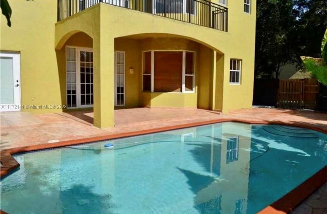 Vendido Recientemente: $750,000 (6 camas, 4 baños, 2995 Pies cuadrados)