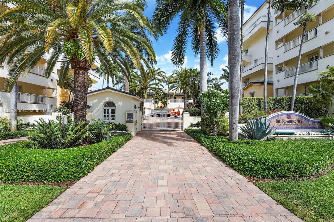 Recently Sold: $1,795,000 (3 beds, 3 baths, 2640 Square Feet)