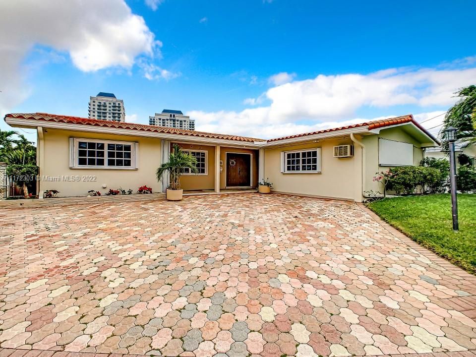 Recently Sold: $2,000,000 (4 beds, 3 baths, 3027 Square Feet)