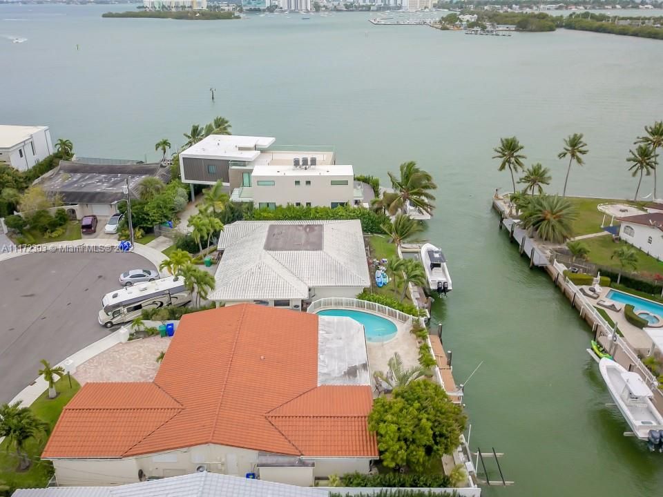 Recently Sold: $2,000,000 (4 beds, 3 baths, 3027 Square Feet)