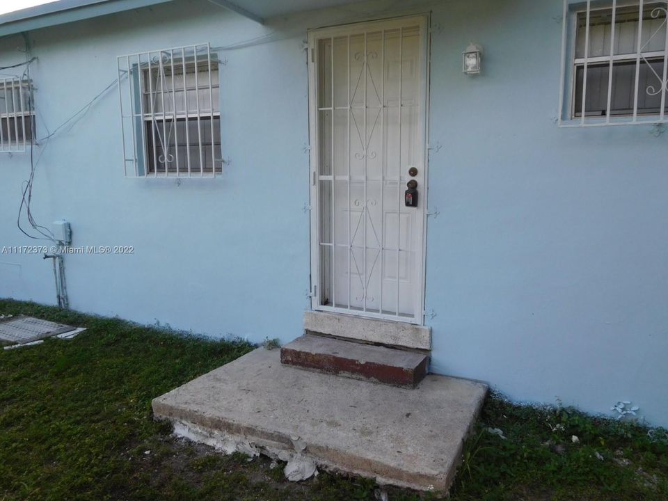 Recently Rented: $2,100 (3 beds, 1 baths, 1218 Square Feet)