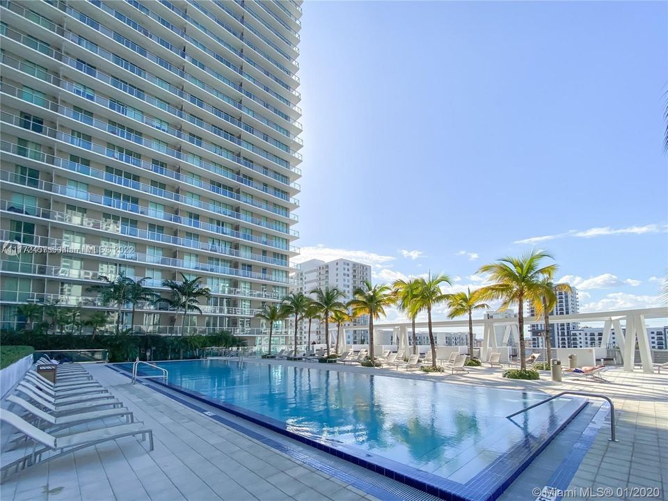 最近售出: $410,000 (1 贝兹, 1 浴室, 694 平方英尺)