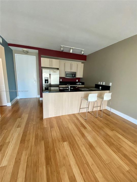 最近售出: $410,000 (1 贝兹, 1 浴室, 694 平方英尺)