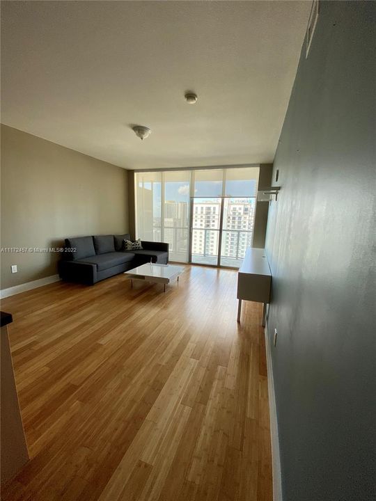 最近售出: $410,000 (1 贝兹, 1 浴室, 694 平方英尺)