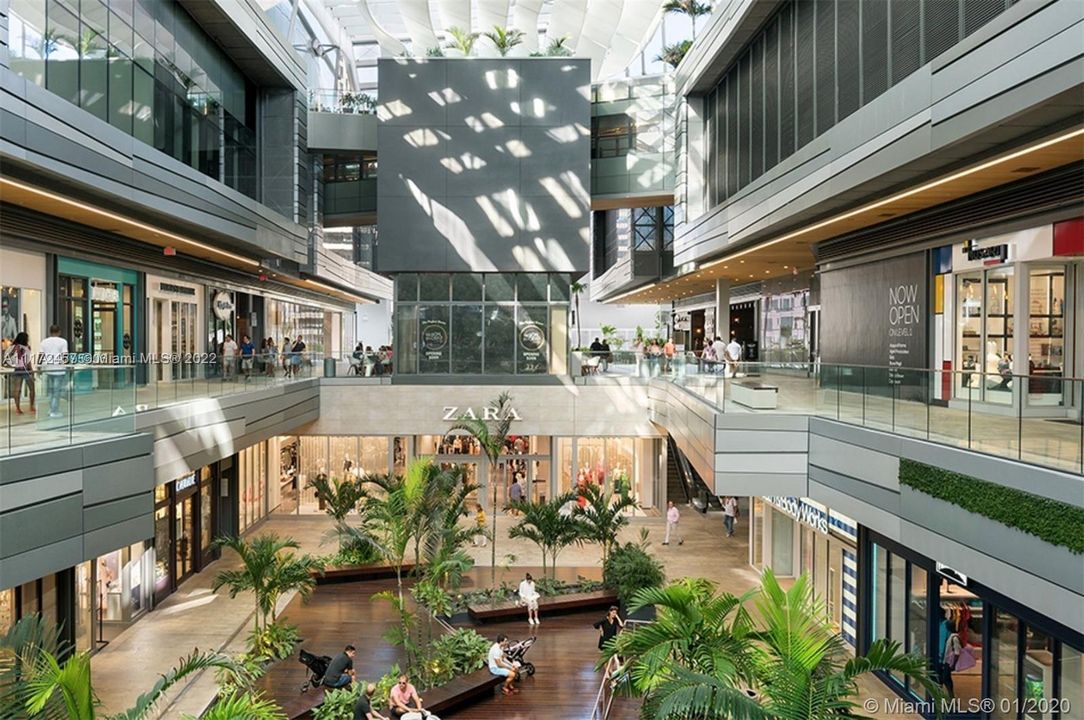 最近售出: $410,000 (1 贝兹, 1 浴室, 694 平方英尺)