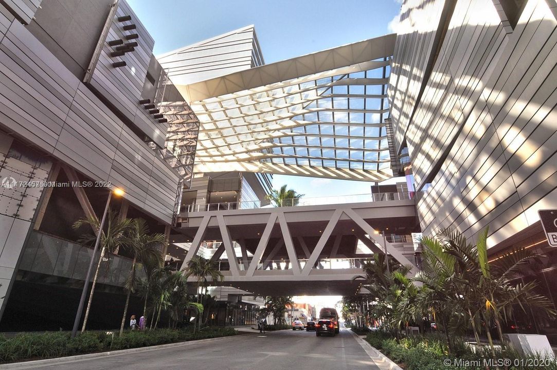 最近售出: $410,000 (1 贝兹, 1 浴室, 694 平方英尺)