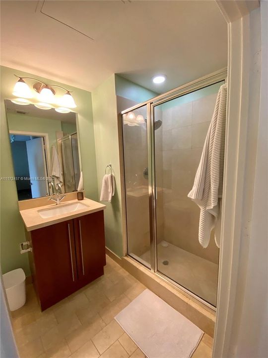 最近售出: $410,000 (1 贝兹, 1 浴室, 694 平方英尺)