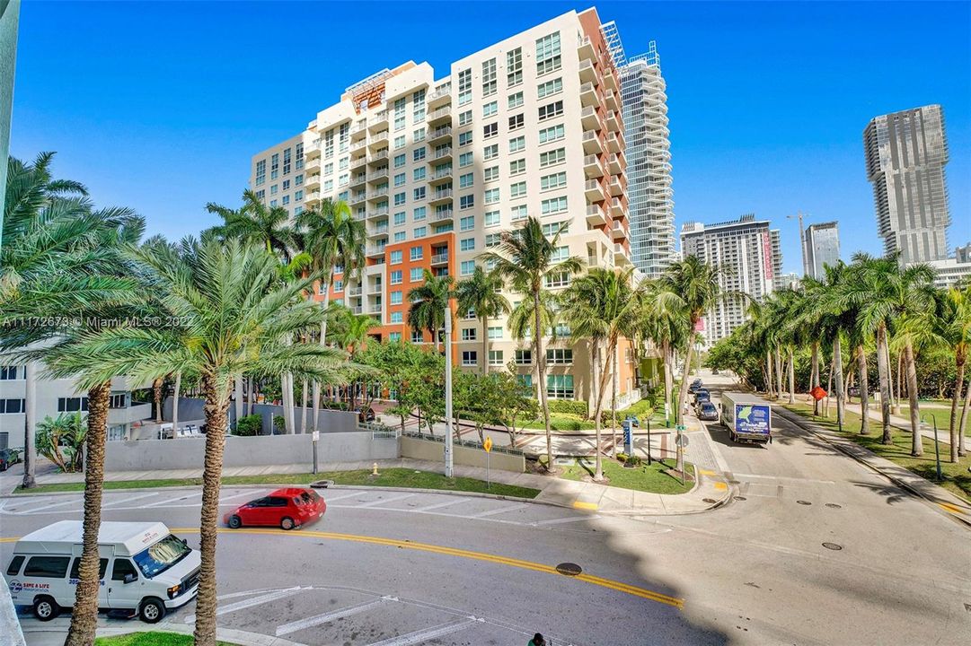 Recently Sold: $399,000 (1 beds, 1 baths, 829 Square Feet)