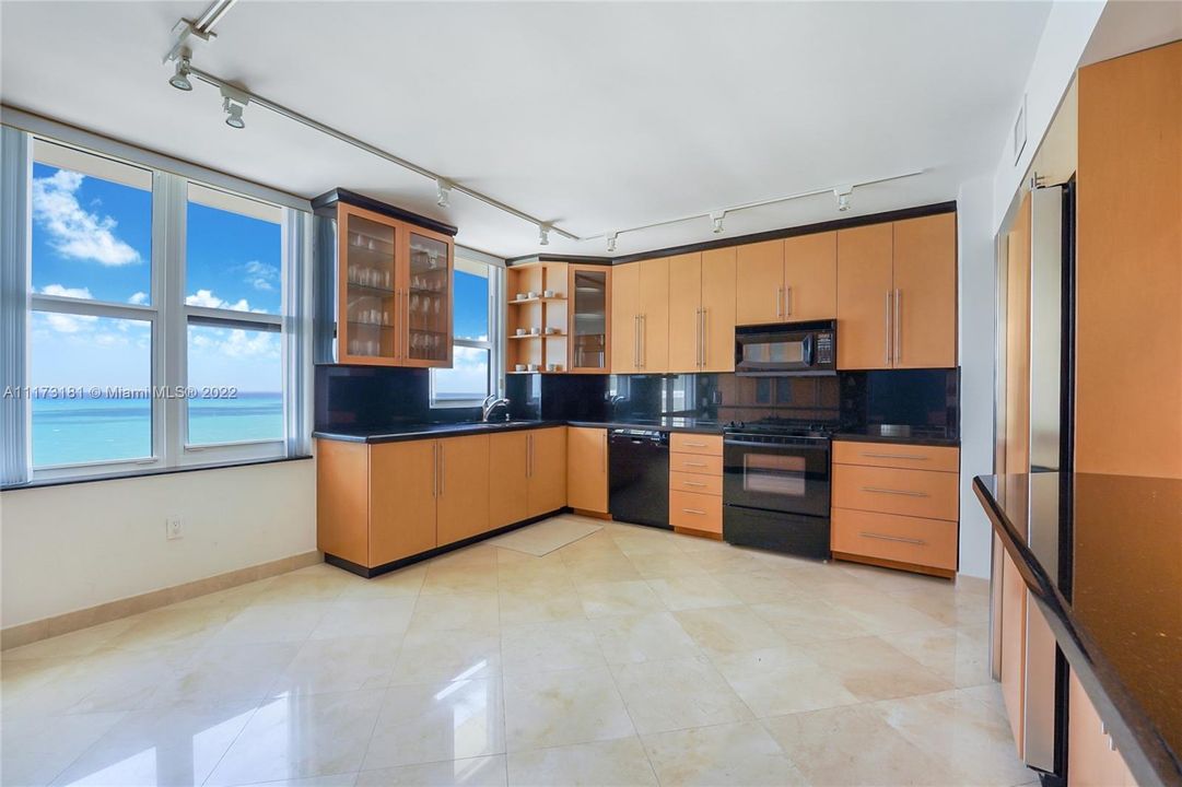 Recently Sold: $1,850,000 (2 beds, 2 baths, 1983 Square Feet)