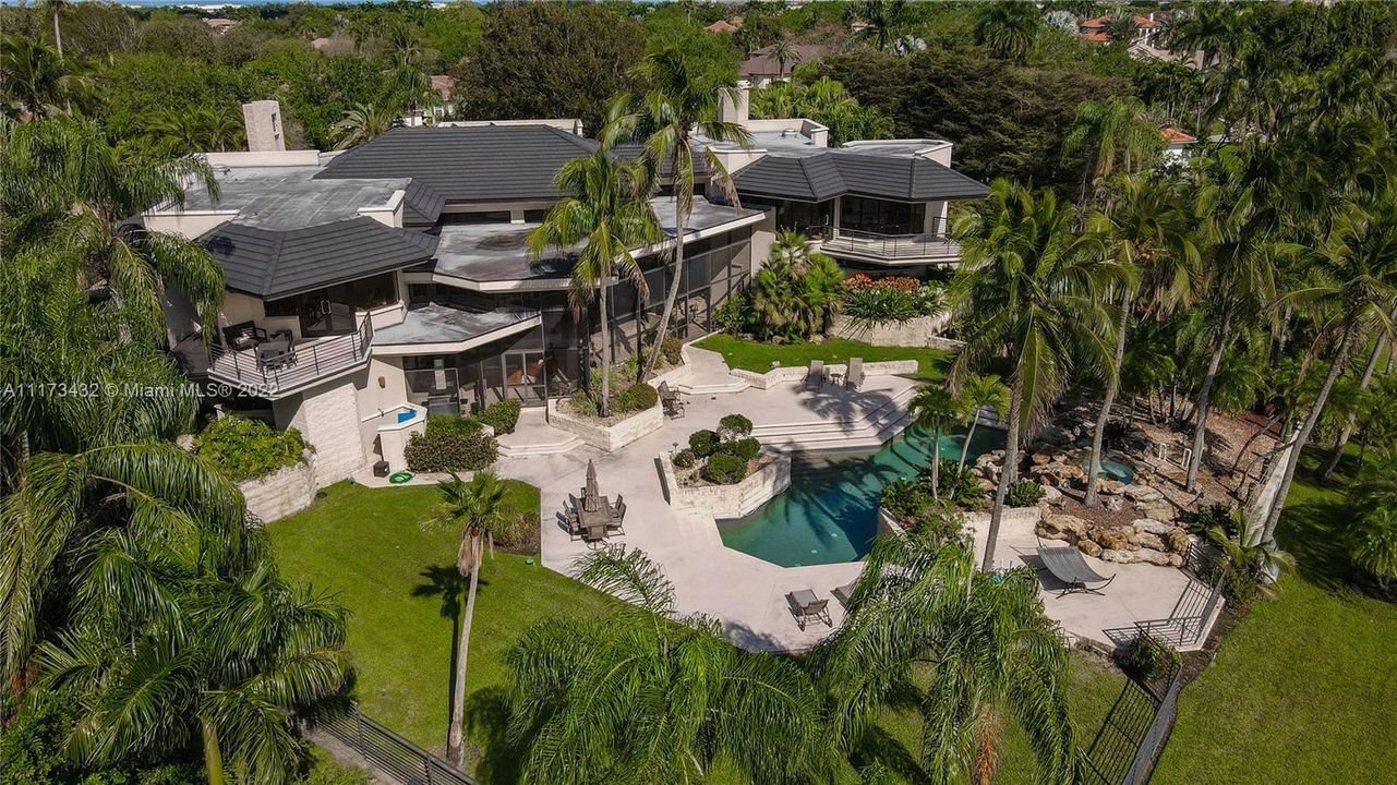 Recently Sold: $3,800,000 (6 beds, 6 baths, 8529 Square Feet)