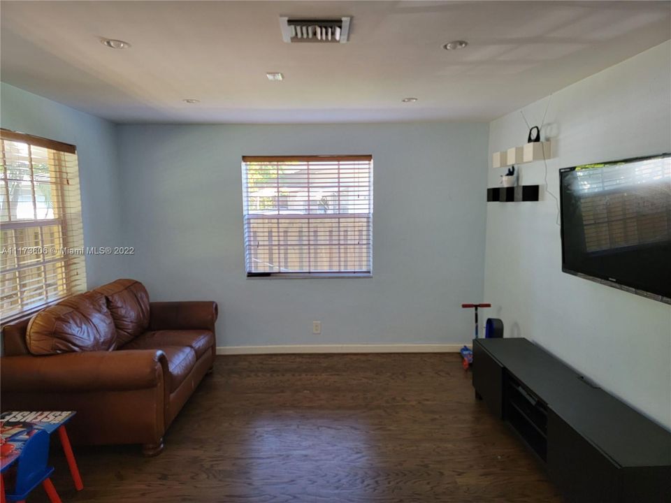 Vendido Recientemente: $715,000 (0 camas, 0 baños, 2131 Pies cuadrados)