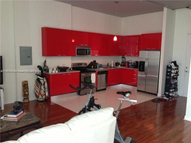 Recently Sold: $245,000 (1 beds, 1 baths, 738 Square Feet)